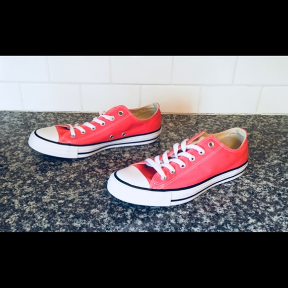 CONVERSE❤️Adorable Low Rise Shoe!❤️ NWOT! - Picture 3 of 4